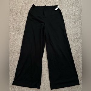 NWT. Old Navy Wide legged yoga pants. Petite Medium.